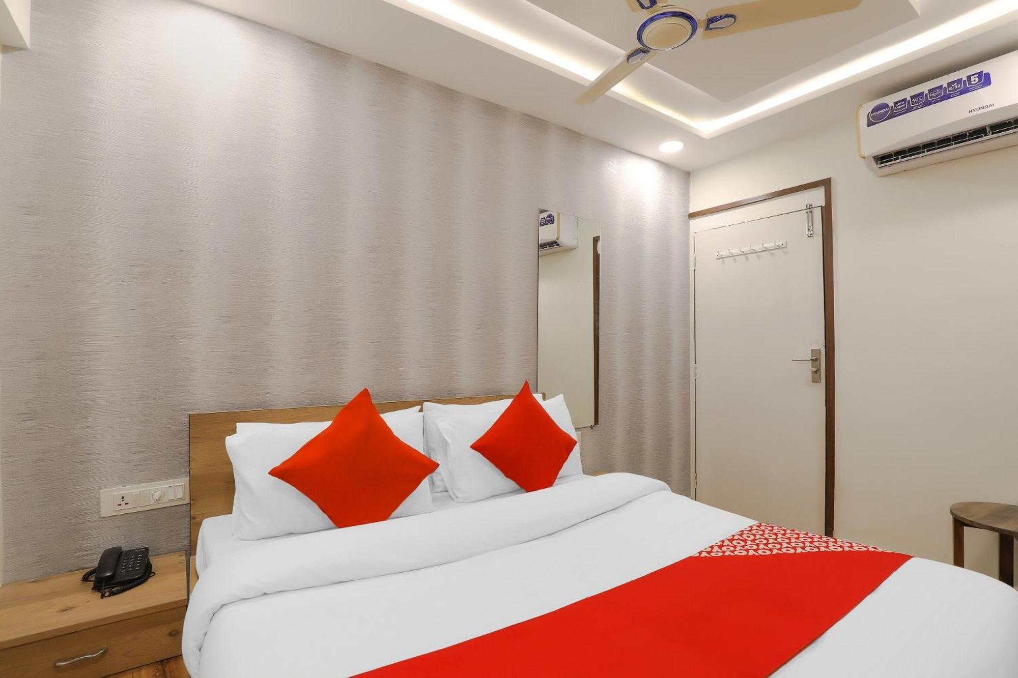 Oyo Hotel Shree Niwas Ahmedabad Exterior photo