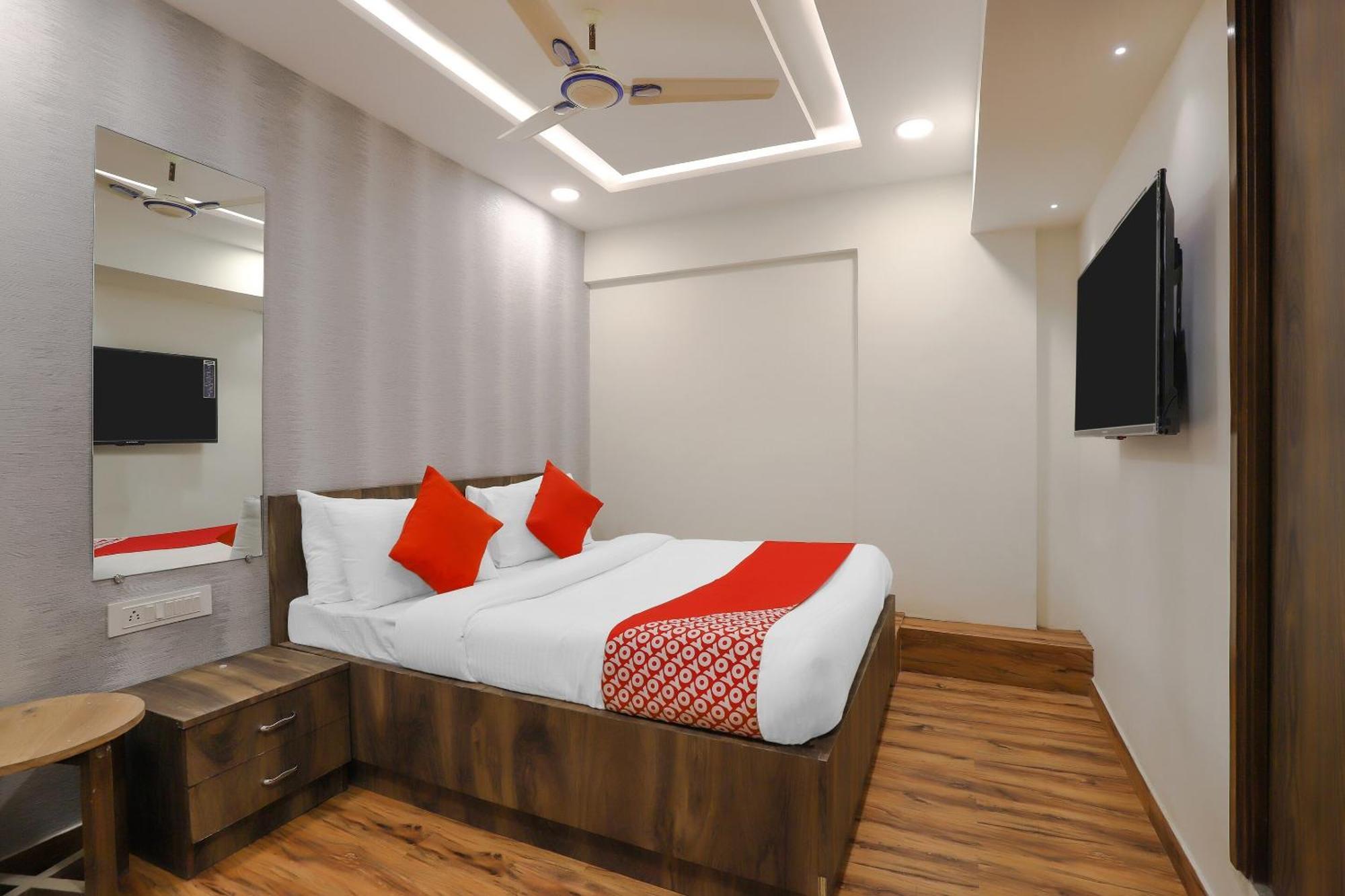 Oyo Hotel Shree Niwas Ahmedabad Exterior photo