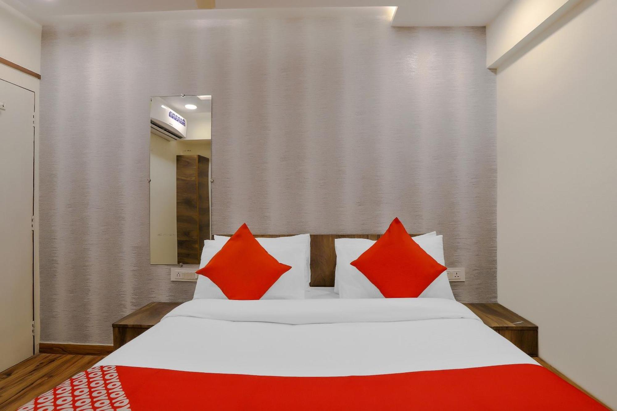 Oyo Hotel Shree Niwas Ahmedabad Exterior photo