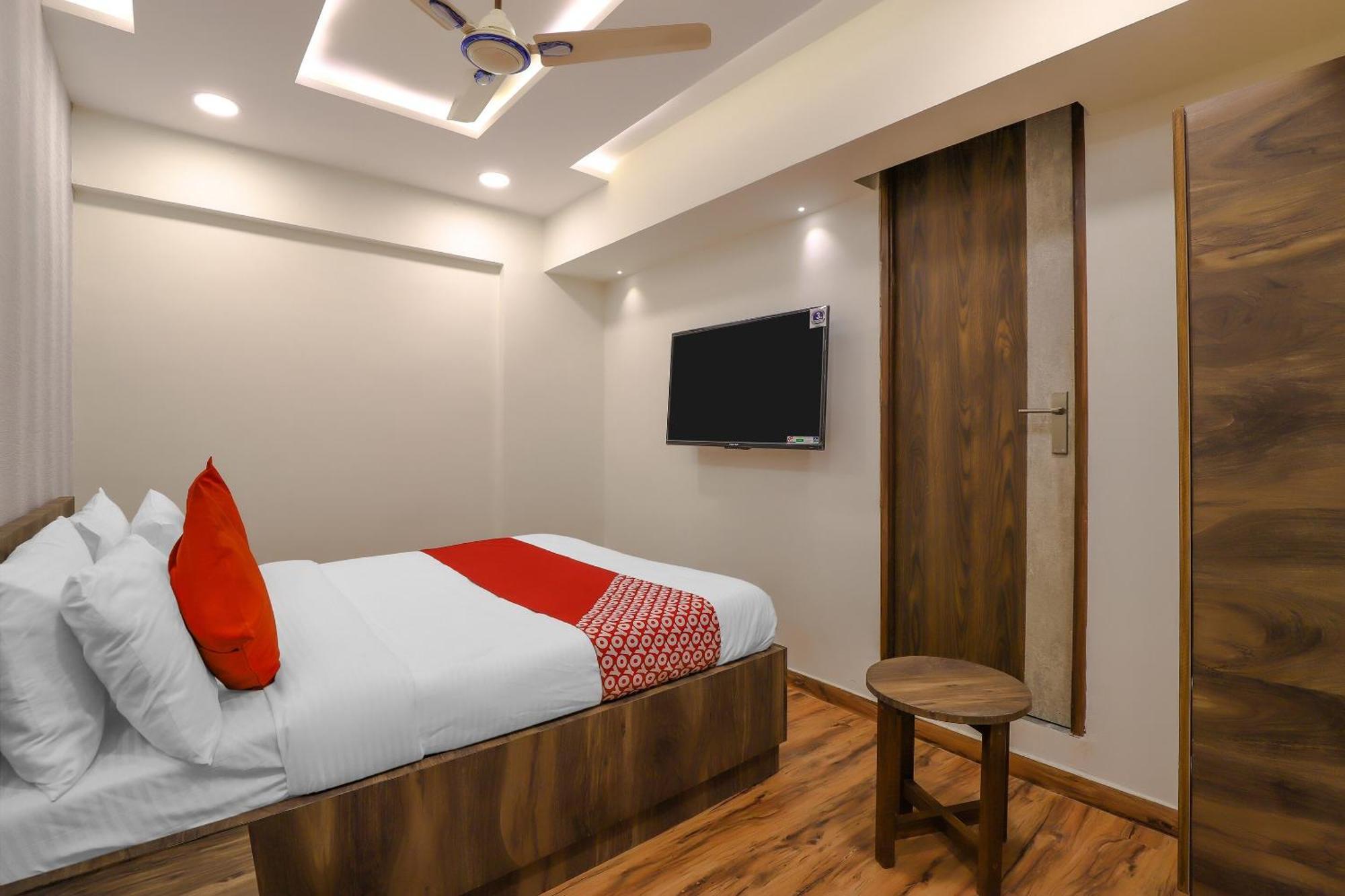 Oyo Hotel Shree Niwas Ahmedabad Exterior photo