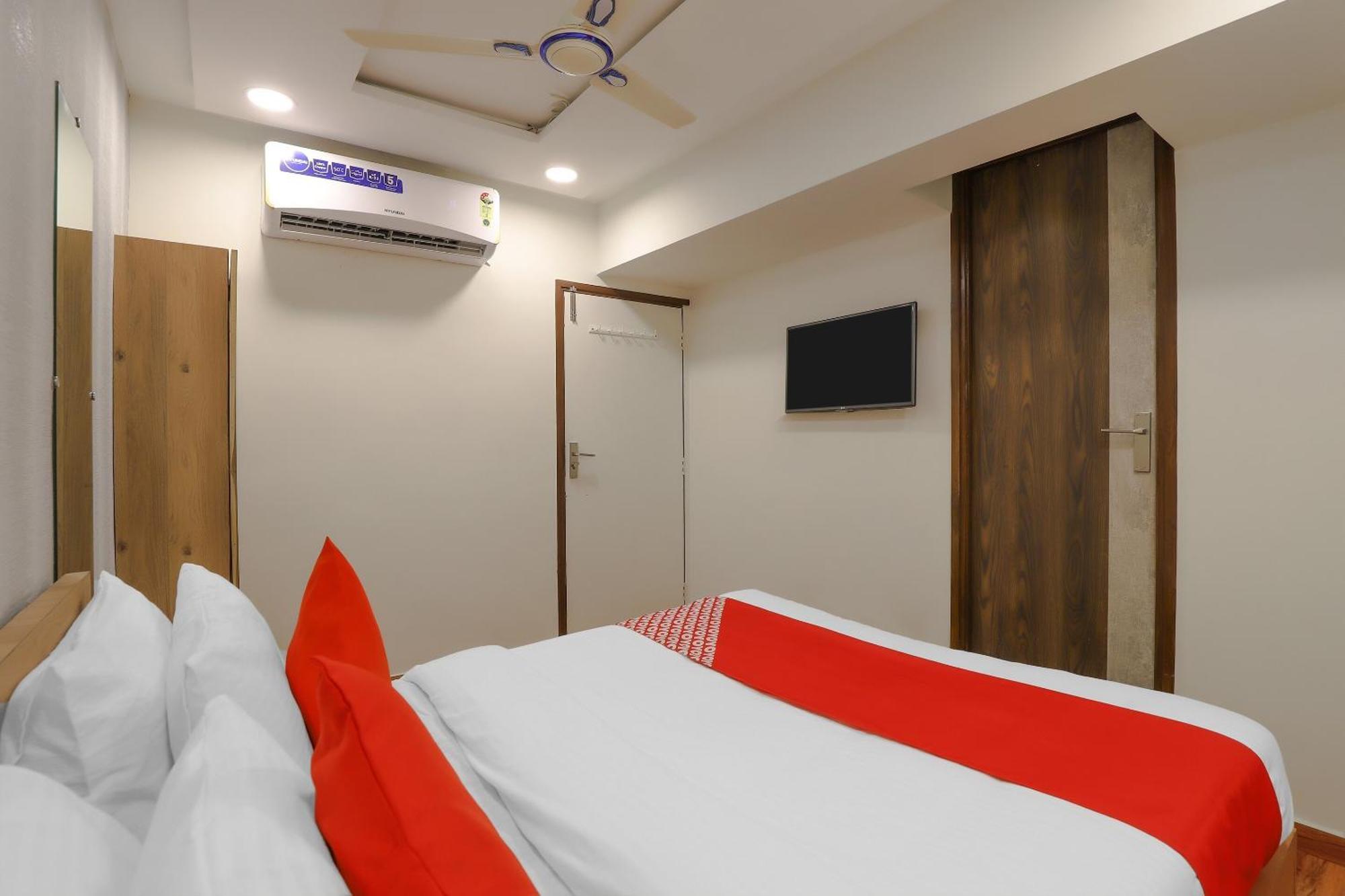 Oyo Hotel Shree Niwas Ahmedabad Exterior photo