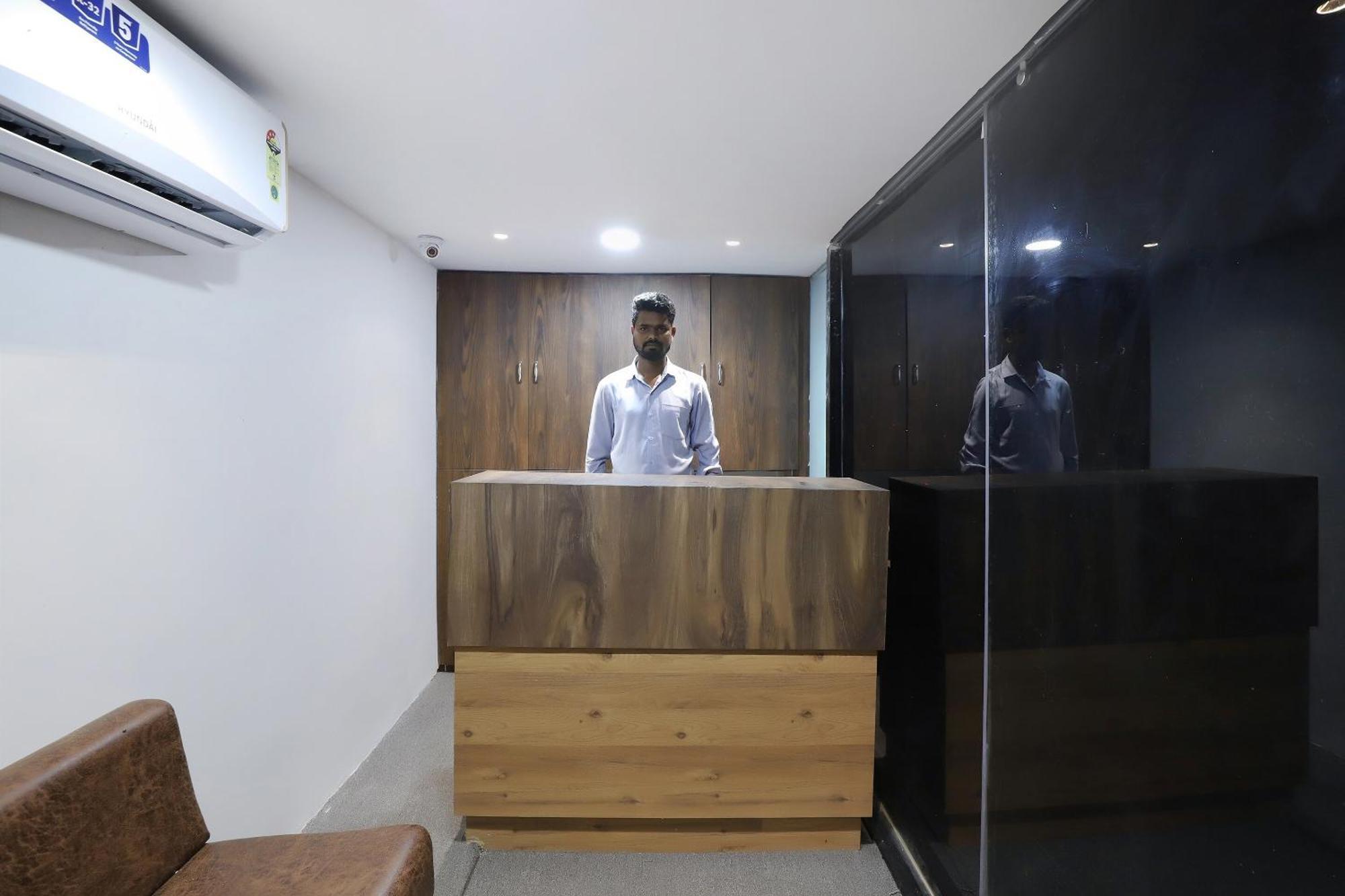 Oyo Hotel Shree Niwas Ahmedabad Exterior photo